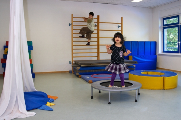 Für alle Kinder und Eltern steht der große Mehrzweckraum immer zur Verfügung: Für offene Bewegungsangebote, für Musikangebote oder für Feste. 