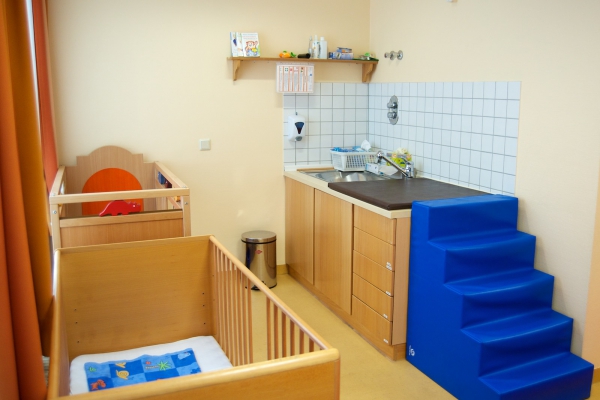 Der Wickel-und Schlafraum der Familiengruppe