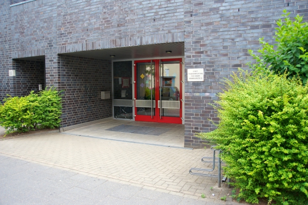 Das ist der Eingangsbereich der Kindertagesstätte auf der Annweilerstraße 15.