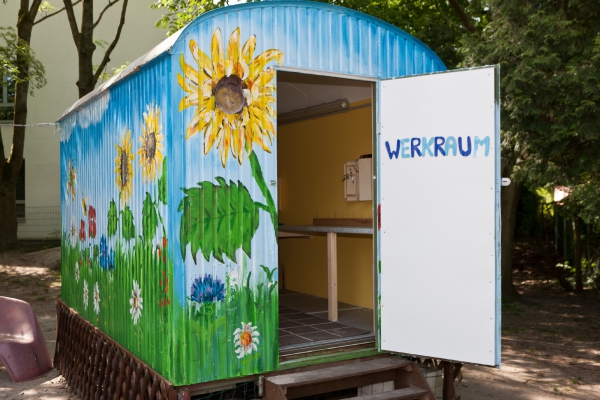 Der Bauwagen eingerichtet für Werkangebote.