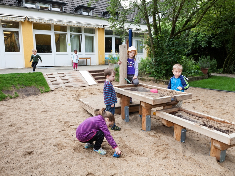 An der Sand-Matschanlage sind die Bäckermeister und Burgenbauer gut aufgehoben! 