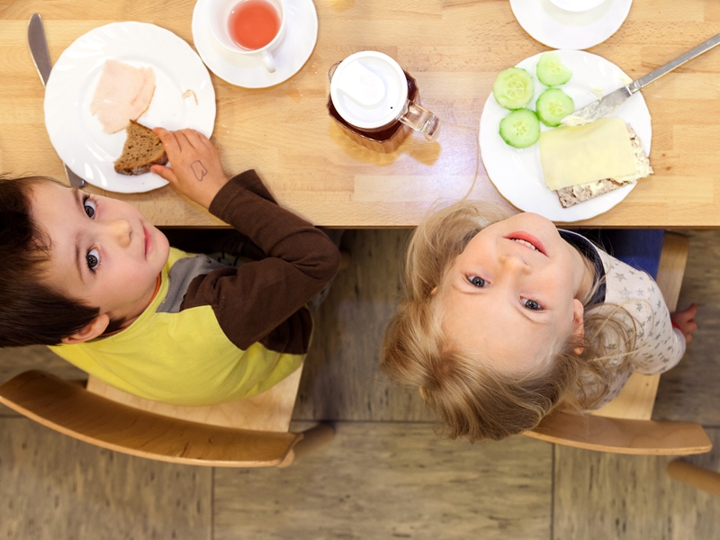 Im Restaurant kommen die Kinder beim gemeinsamen Speisen miteinander ins Gespräch.