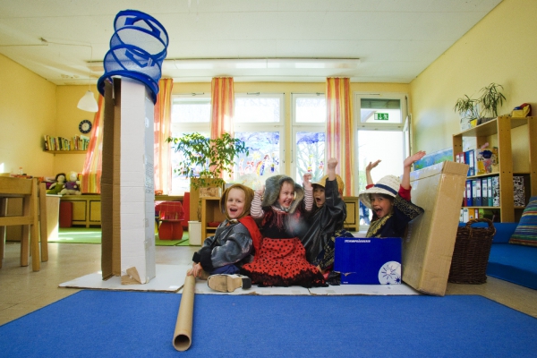 Der Phantasie und Kreativität sind keine Grenzen gesetzt. Aus Alltagsmaterialien haben sich die Kinder ein Schiff gebaut.