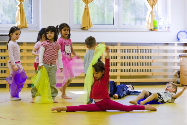 Beim Tanzen können alle Kinder der Gruppen teilnehmen. Sie lernen ohne Zwang ihre Gefühle auszudrücken und in fremde Rollen zu schlüpfen.