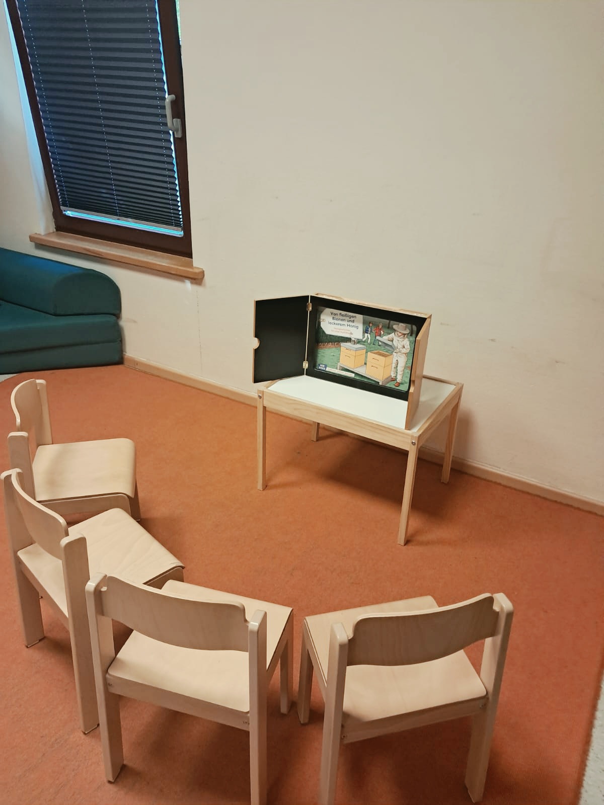Durch Vorlesen, Erzählen und gemeinsame Gespräche erweitern die Kinder spielerisch ihren Wortschatz und ihre sprachlichen Fähigkeiten.