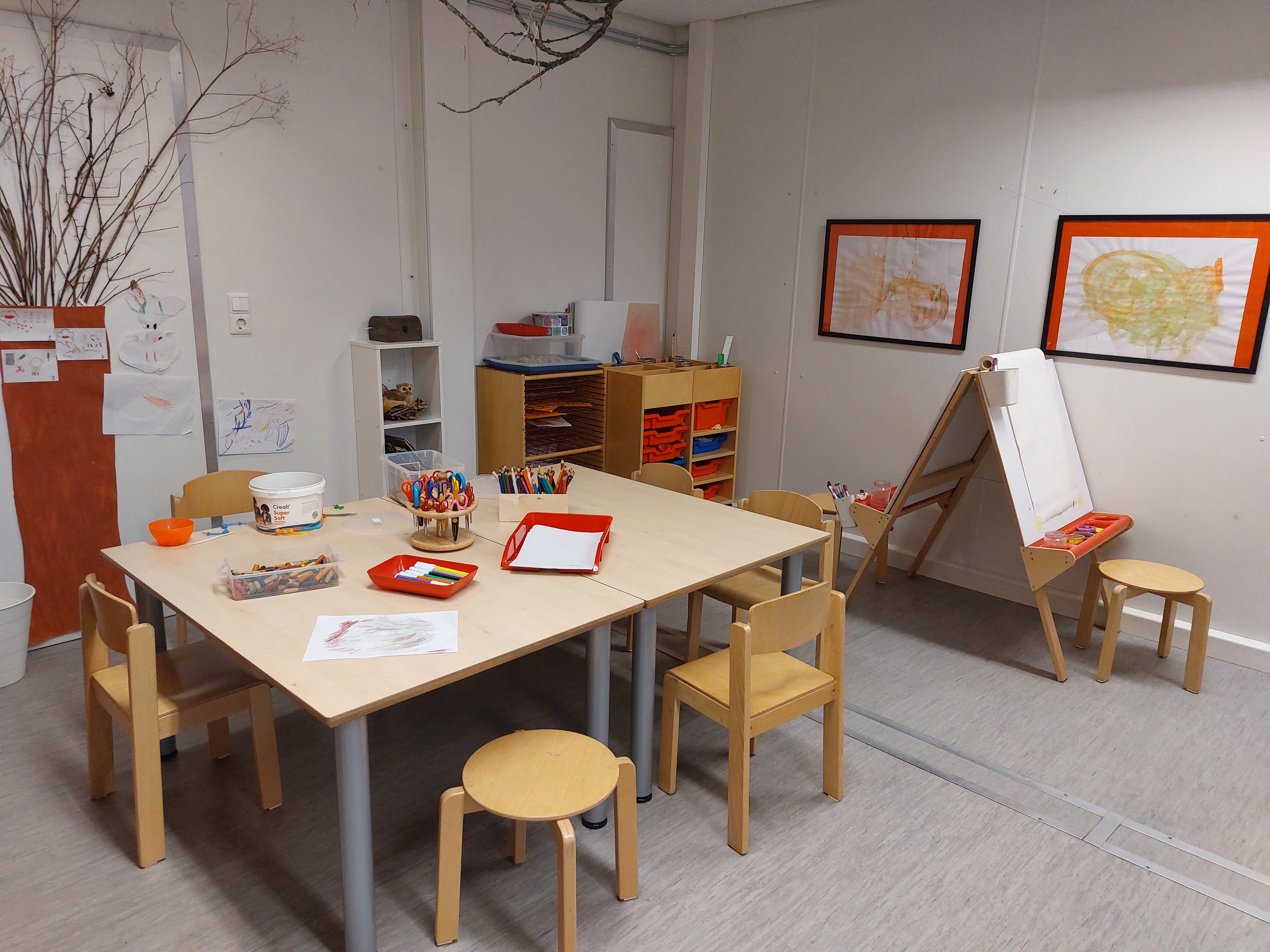 In unserem großen Kreativraum, der gruppenübergreifend genutzt wird, und in den Kreativbereichen der einzelnen Gruppen können die Kinder in Kleingruppen oder auch mal alleine mit unterschiedl