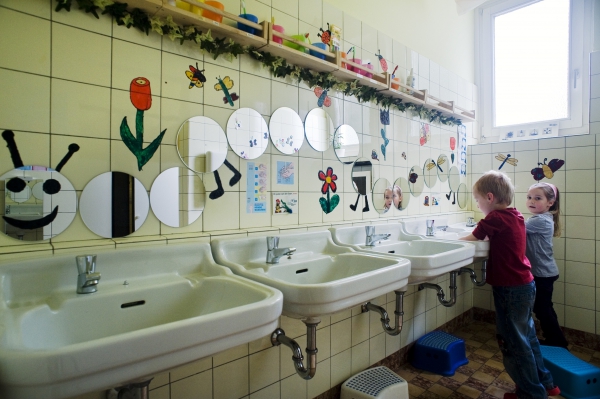 In unserem Waschraum werden nach der Toilette die Hände gewaschen und zweimal am Tag die Zähne geputzt.