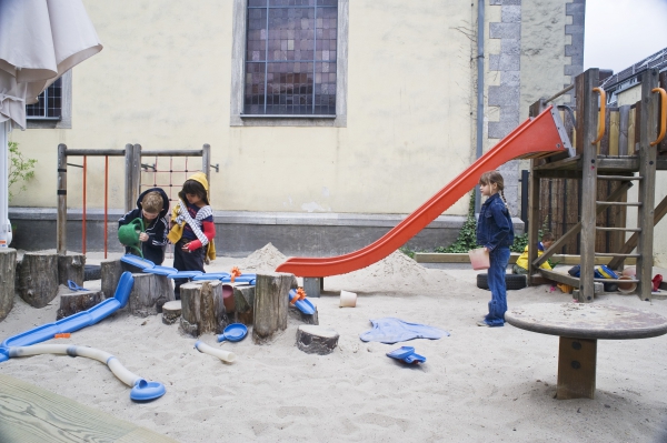 Auf dem Hof stehen den Kindern Geräte zum klettern und verschiedene Spielmaterialien zur Verfügung.