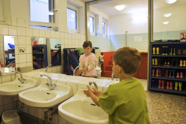 Im Waschraum, mit Wickelbereich, stehen für jedes Kind Zahnbürsten bereit.