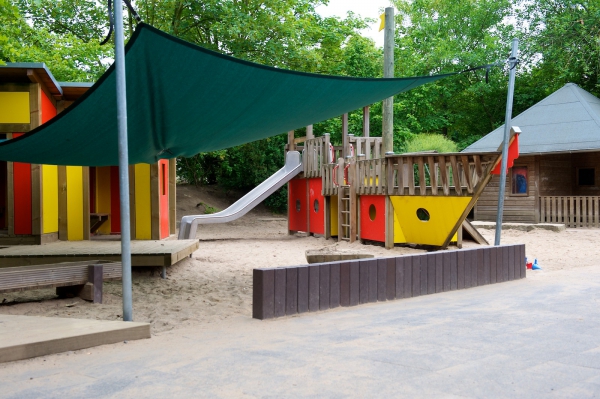 Das ist der beliebteste Teil unseres Außengeländes: Kletterschiff, Spielhäuschen, Sandkasten und  Wassermatschanlage.