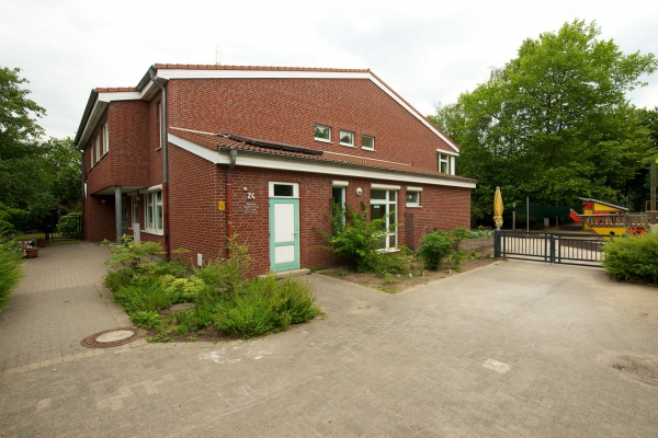 So sieht unsere schöne Kita aus! Links kann man den Eingang erkennen, und vorbei am Kräuterbeet geht es rechts in den Garten mit viel Platz zum Spielen und für "große Abenteuer".
