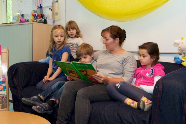 Bilderbücher sind unser großer Schatz!
Unsere Kinder lieben es, vorgelesen zu bekommen. Hier sehen wir viele gute Gelegenheiten, die Sprache der Kinder zu fördern.