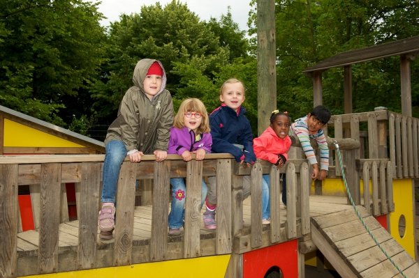 "Schlechtes Wetter heute? Das ist uns ganz egal. Wir spielen trotzdem gerne im Freien, wo wir uns nach Herzenslust austoben können."