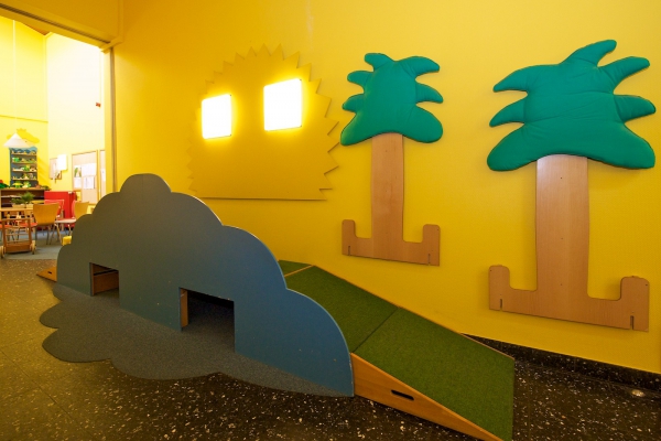 Im Flur gibt es verschiedene Spiel-möglichkeiten für Kinder und eine Sitzecke für Eltern.