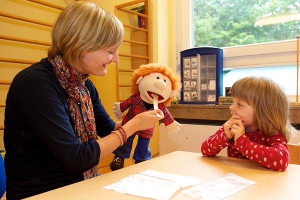 Logopädie mit Handpuppe Karl