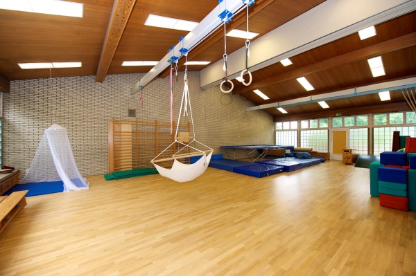 Die große Turnhalle bietet vielfältige Möglichkeiten für Bewegungsangebote in der Kita und Therapie.