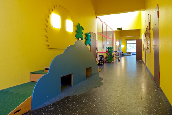Der Flur in der oberen Etage, hier befindet sich der Kitabereich, das Büro der Leitung und die Elternberatung. 
