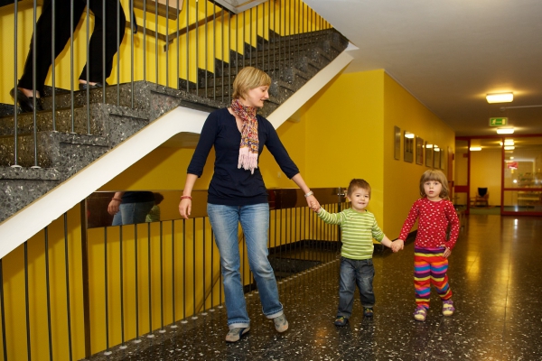 Flur untere Etage mit folgenden Räumlichkeiten: Physiotherapie, Logopädie, Ergotherapie, Psychomotorik (kleine Turnhalle), außerdem das Arztzimmer und der Bereich der Frühförderung
