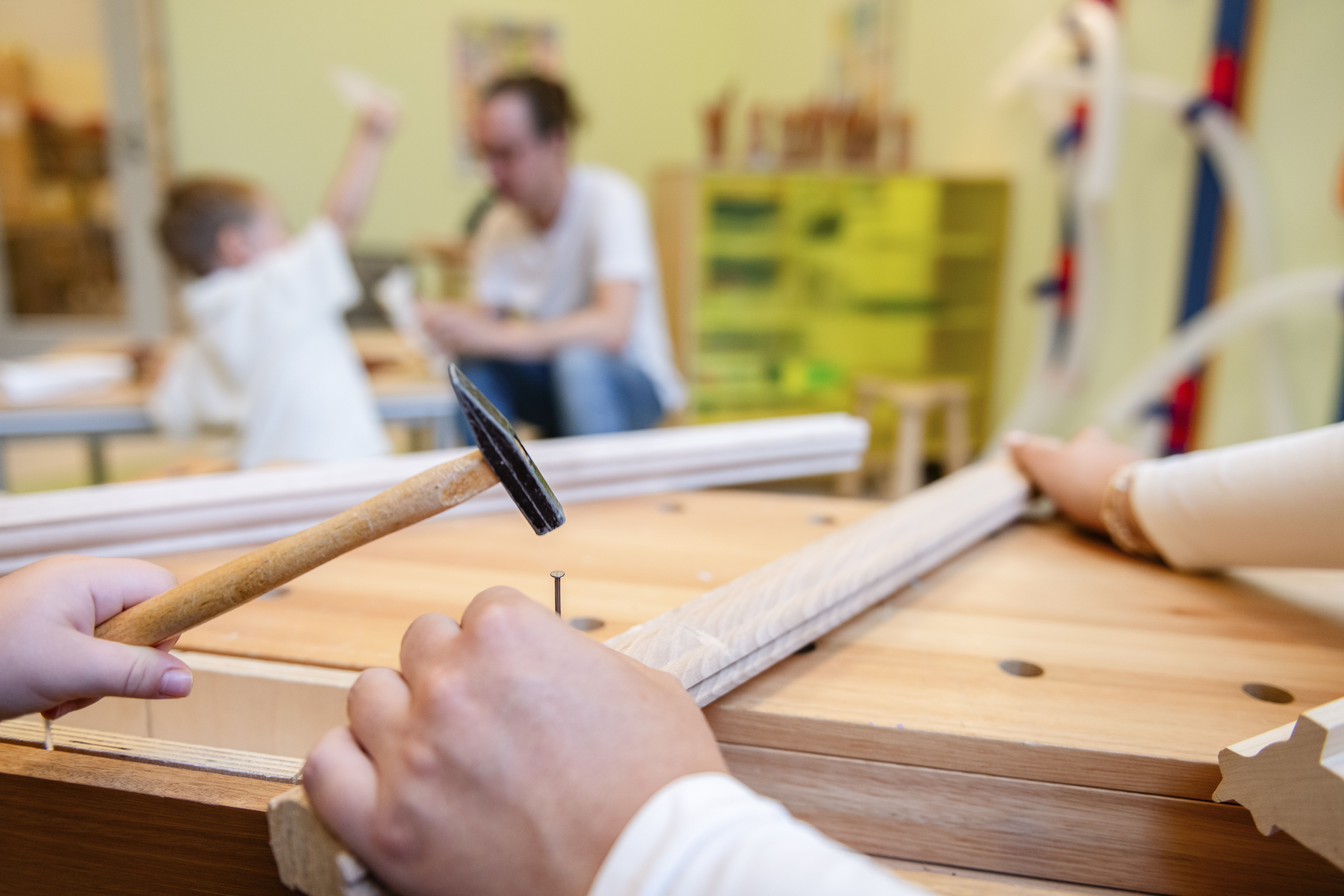 Wir sind gerne auch handwerklich aktiv und bauen regelmäßig mit Vätern kleine Highlights für unser Außengelände