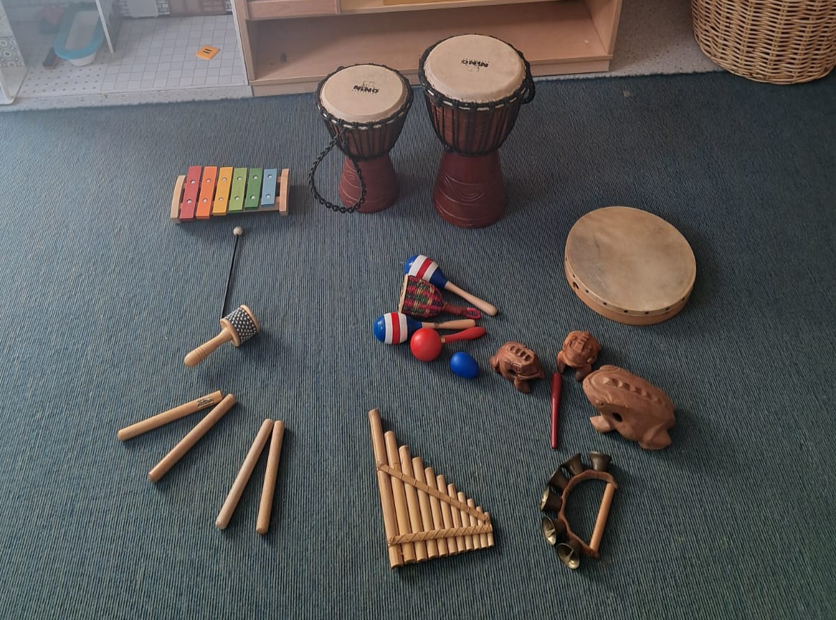 Klangmaterialien und Instrumente ermöglichen den Kindern, Klänge, Rhythmen und Melodien zu erfahren. Durch Musik können sie Gefühle und Bedürfnisse ausdrücken und ihre Wahrnehmung stärken.
