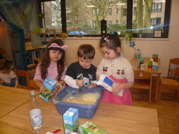 Unsere Kinder beim Waffeln backen.