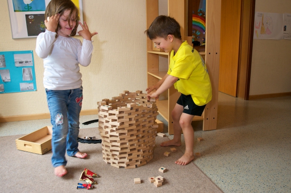 Wir haben viel unterschiedliches konstruktives Material.
Da macht es Spass einen hohen Turm zu bauen.