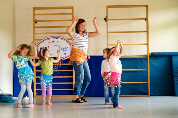 Unsere Tanzgruppe: Wir bieten den Kindern unterschiedliche Projekte an. 