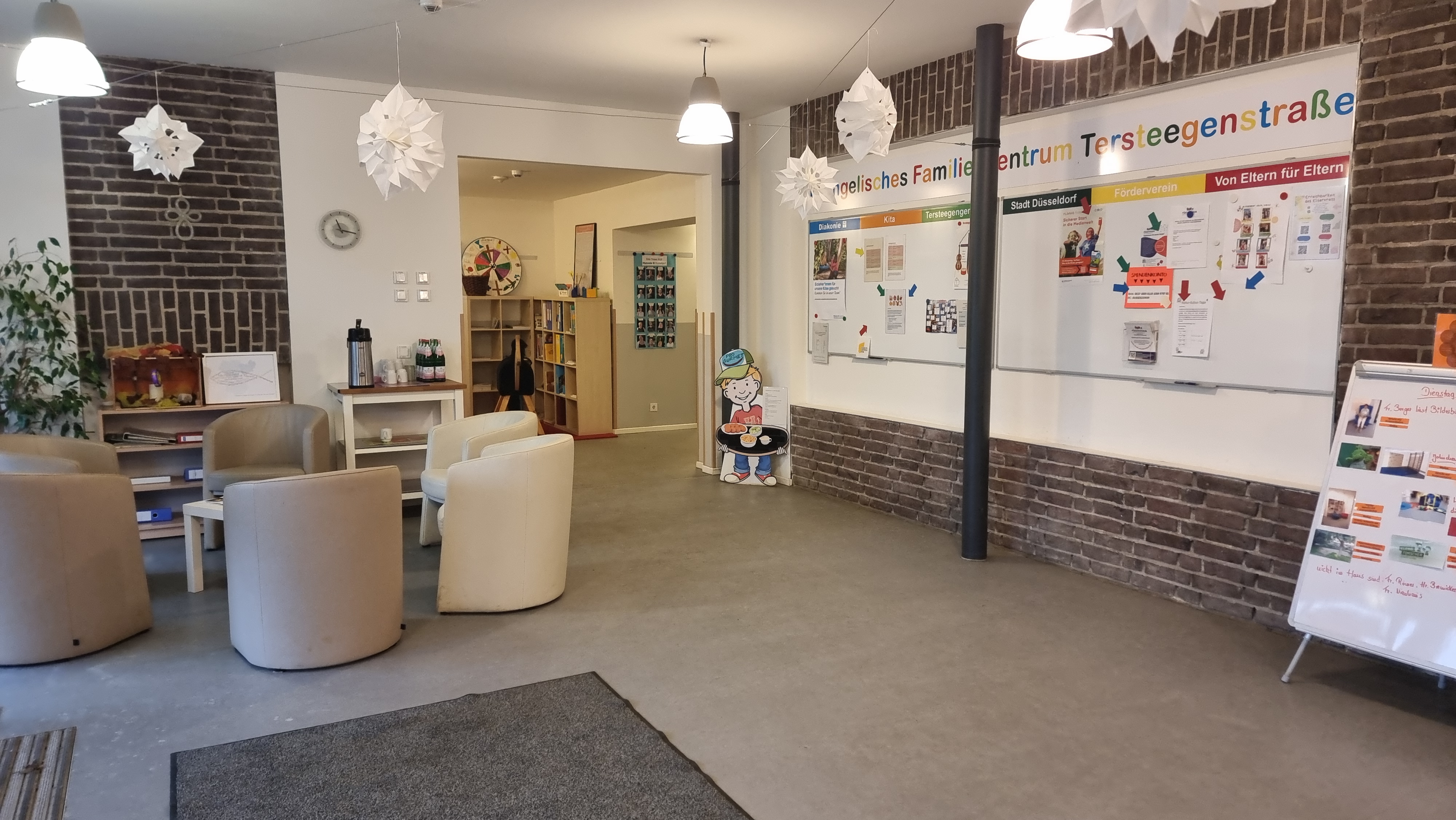 Im großen Eingangsbereich der Kita finden Eltern und Kinder viele Informationen