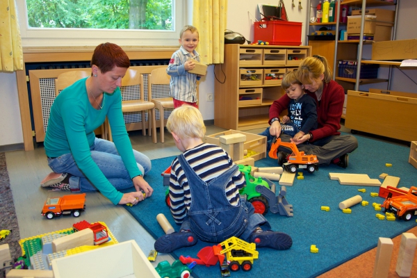 Der Bauteppich bietet vielfältige Möglichkeiten zum gemeinsamen Spielen, Bauen und Konstruieren.