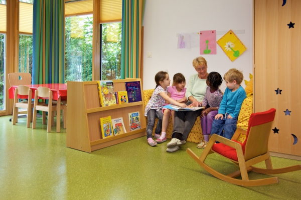 In der Leseecke trifft man sich zur gemeinsamen Bilderbuchbetrachtung, zum Vorlesen und Erzählen. 