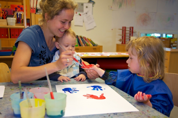 Im Kreativ-Bereich finden die Kinder ständig wechselnde Materialien zum Ausprobieren und Gestalten. 