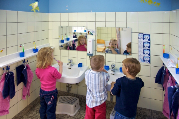 Regelmäßiges Zähneputzen ist ein wichtiger Bestandteil der Gesundheitserziehung.


