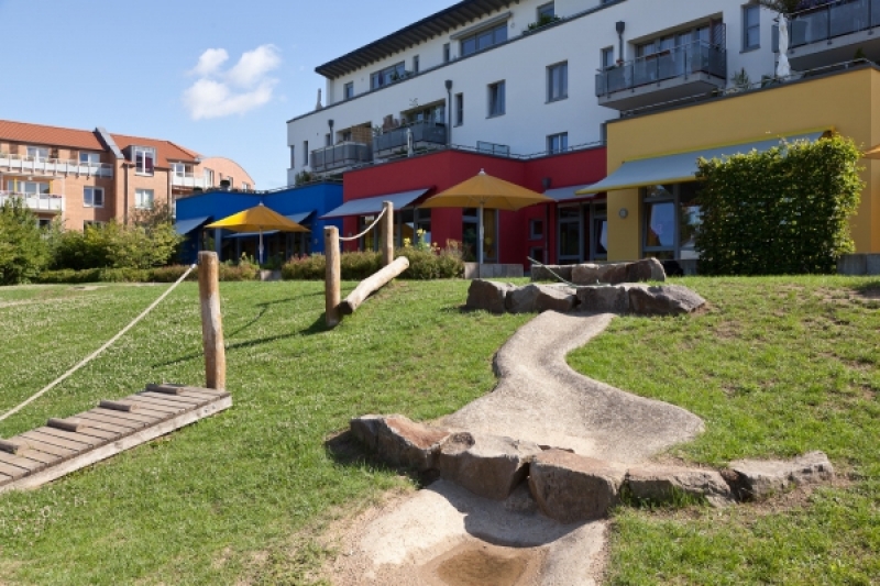 Außengelände mit Bachlauf