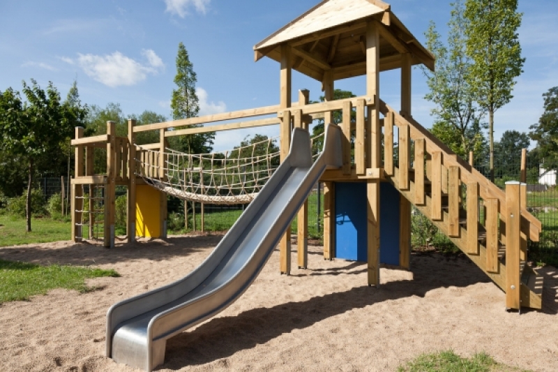 Spielturm mit großer Rutsche