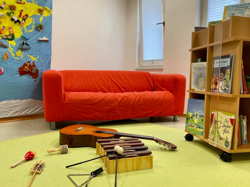 Ruheraum mit Sofa und Musikinstrumenten