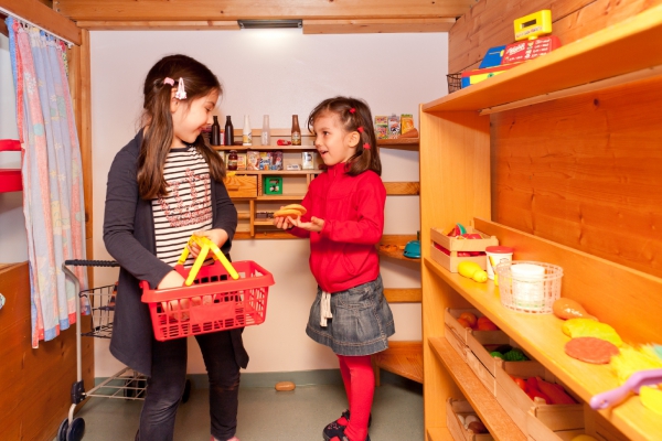 Spielerisch wird der Alltag, z.B. beim Einkaufen im Kaufladen, umgesetzt.