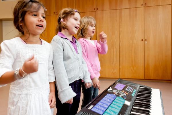  Herr Robrecht - unser Seelsorgebereichsmusiker - kommt einmal wöchentlich, um mit den Kindern zu singen. Ziel ist die Mitwirkung bei Familiengottesdiensten und bes. Gelegenheiten.