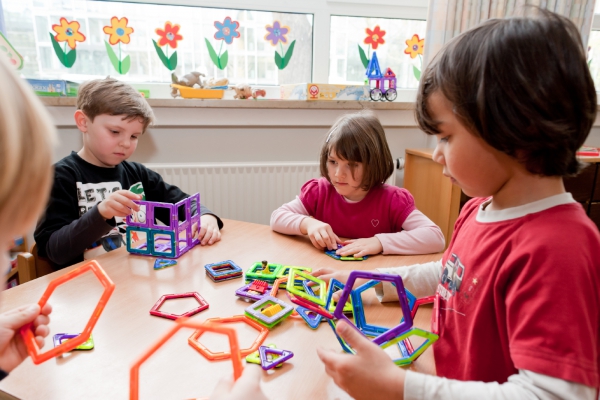 Kinder sammeln im Spiel eine Vielzahl an entwicklungsfördernden Erfahrungen im naturwissenschaftlichen Bereich (hier im Spiel mit magnetischen Spielelementen).