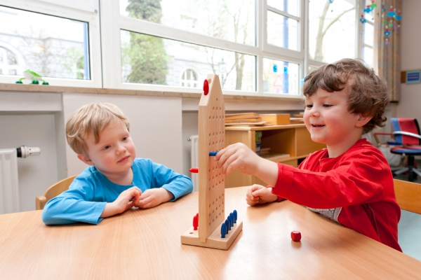 Solange sie keine exakten Ergebnisse nennen müssen, können Kinder Zahlenmengen zusammenzählen, voneinander abziehen oder miteinander vergleichen.