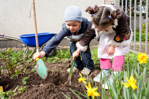 Bei der Tätigkeit im Garten sammeln die Kinder naturnahe Erfahrungen im jahreszeitlichen Rhythmus.