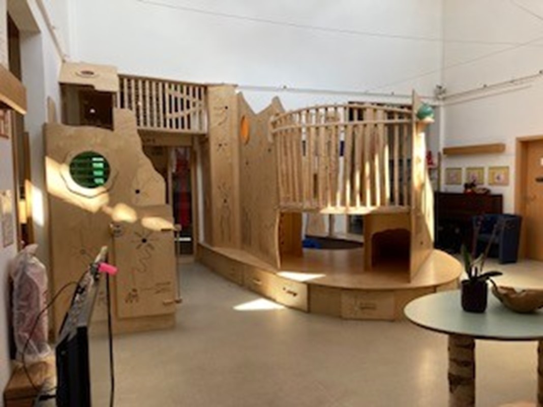 In der Halle erstreckt sich unsere Bewegungslandschaft. Kinder erfahren den Raum auf unterschiedliche Ebenen.