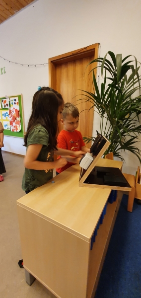 Der Lernprozess im Freispiel entwickelt sich bei Kindern durch beobachten, nachahmen und das gemeinsame Spiel miteinander.