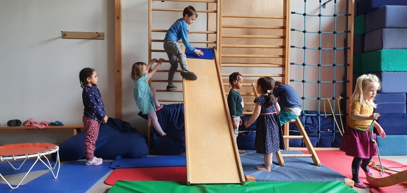 In der Turnhalle finden die wöchentlichen Turnstunden der Gruppen statt.