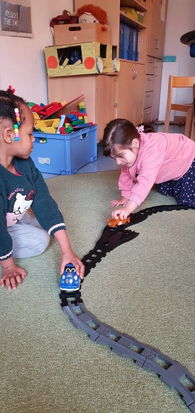 Im Freispiel können die Kinder entscheiden wo sie spielen, mit wem sie spielen und mit welchem Spielmaterialien.
