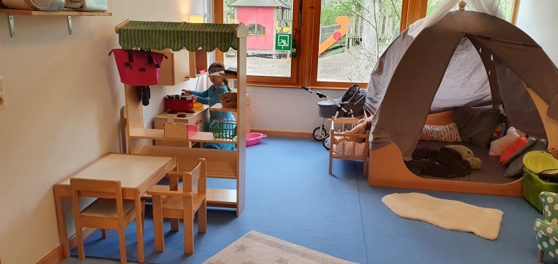 Im Nebenraum können die Kinder sich ein wenig zurückziehen und für sich spielen.
