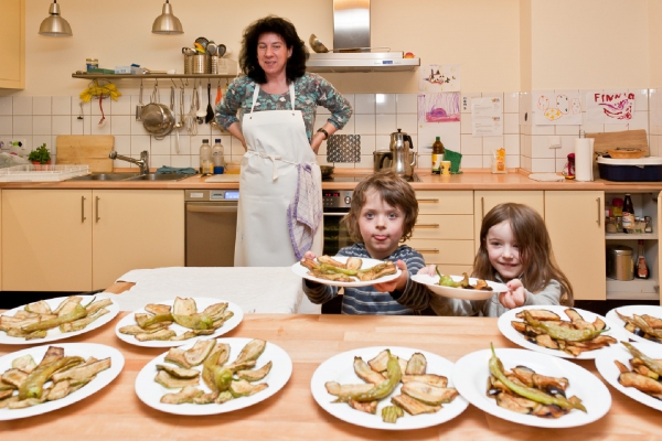 Wir achten darauf, dass sich Ihre Kinder täglich ausgewogen ernähren. Dabei werden weitgehend Bio Lebensmittel verwendet und auf Besonderheiten der Kinder geachtet. Mithilfe ist erwünscht und