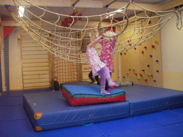 BEWEGUNG wird bei uns groß geschrieben. Unsere Halle bietet den Kindern jeden Tag die Möglichkeit sich auszuprobieren. 