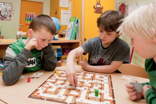 Tisch und Regelspiele gehören auch dazu. Beim verrückten Labyrinth muss man schon mal um die Ecke denken.   