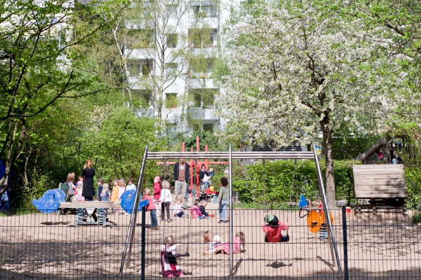 Schaukeln, rutschen, buddeln, klettern, sich verstecken, uvm., dass kann man hier auf dem Spielplatz. Ein kleiner Sack und etwas zu tinken ist immer dabei.