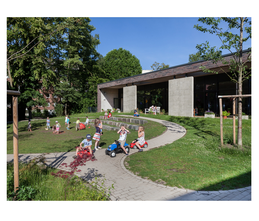 Das Außengelände lädt alle Kinder zum Spielen ein. Es gibt Sandbereiche, Fußballfeld, Matschbereich, Bobbycar Strecke, Rutschenbereich, eine Hängebrücke zum Klettern .